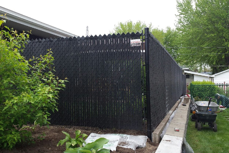 Installation de clôture Frost noire en maille de chaine 5 pieds de haut, travaux effectués a Boucherville sur la rive-sud de Montréal