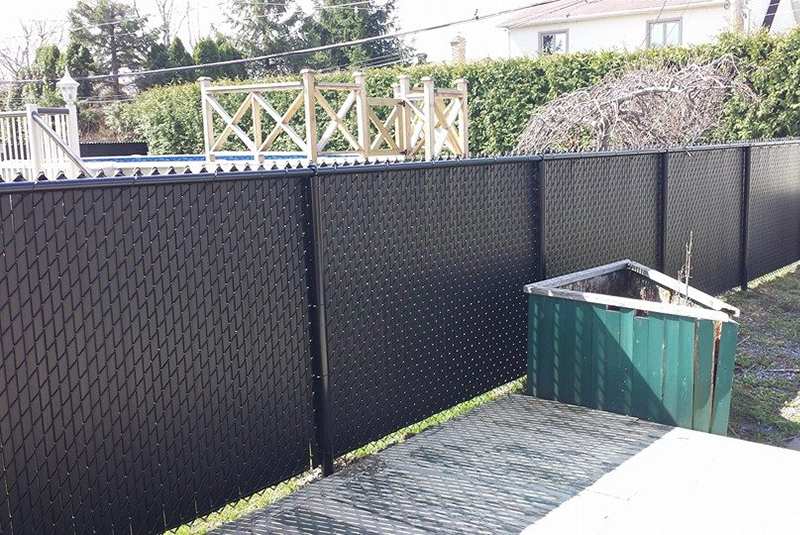 Installation de clôture Frost noire en maille de chaine 5 pieds de haut, avec installation de lattes intimité, travaux effectués a Varennes sur la rive-sud de Montréal