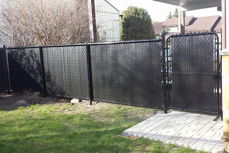 Installation de clôture et barrière Frost noire en maille de chaine, travaux effectués a Varennes sur la rive-sud de Montréal