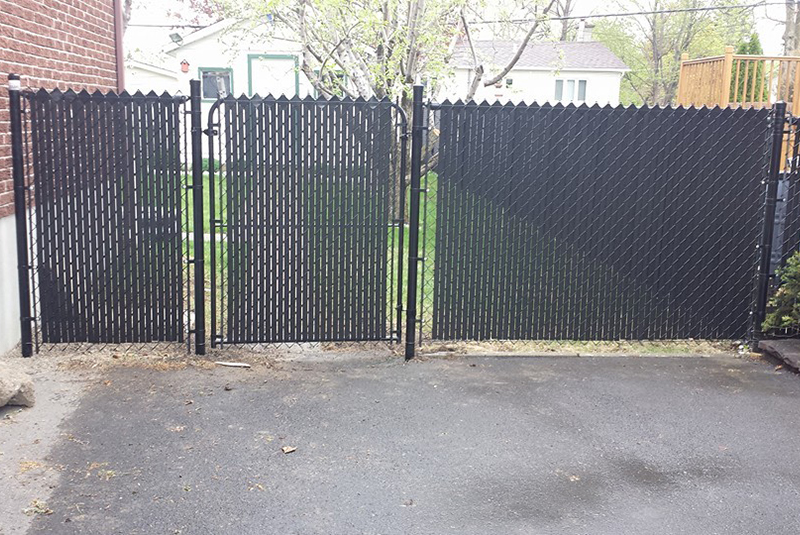 Installation de clôture et barrière Frost noire en maille de chaine, travaux effectués a Longueuil sur la rive-sud de Montréal