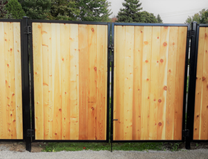 barriere porte double hybride acier et cedre traité. Ideal pour sécuriser le contour de votre piscine. Travaux effectués à Varennes sur la rive-sud de Montréal