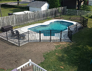 Installation de clôture ornementale pour piscine, cloture ornementale noire 4 pieds de haut,travaux effectués a Boucherville sur la rive-sud de Montréal