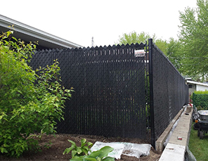 Installation de clôture Frost noire en maille de chaine 5 pieds de haut, travaux effectués a Boucherville sur la rive-sud de Montréal