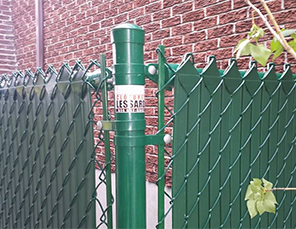 Installation de clôture et barrière Frost verte en maille de chaine, travaux effectués a Boucherville sur la rive-sud de Montréal