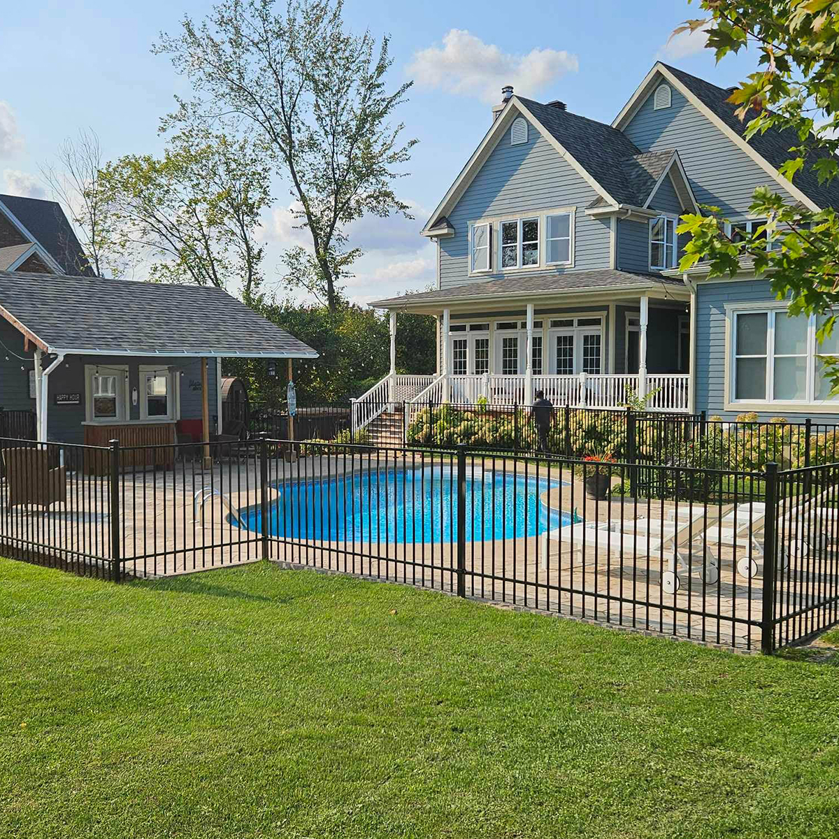 Installation de cloture de securite pour piscine a Boucherville